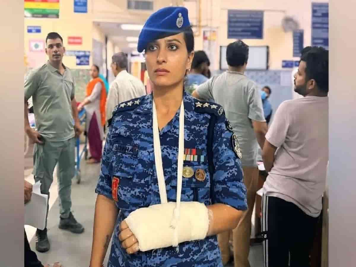 कौन हैं RAF अफसर सोनिया सहरावत? जंतर-मंतर पर लड़की को बचाते टूटा हाथ, अब क्यों खड़ा हुआ विवाद?