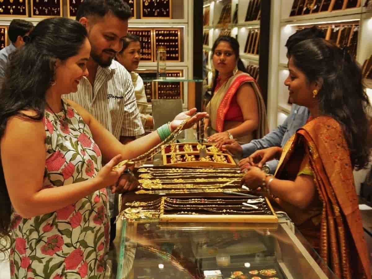 सोने-चांदी की चमक से मालामाल हुए निवेशक: इस दिग्गज ज्वेलरी कंपनी के शेयरों में 1 महीने में 70% की ताबड़तोड़ तेजी, आज फिर 5% उछला स्टॉक
