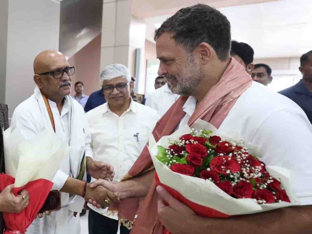 राहुल गांधी प्रियंका वाड्रा की बेटी मिराया के साथ पहुंचे प्रयागराज: शाम को 'छात्रों की गूंज' संवाद कार्यक्रम में युवाओं से करेंगे बातचीत, 2027 चुनाव से पहले संगम नगरी से फूंकेंगे चुनावी हुंकार
