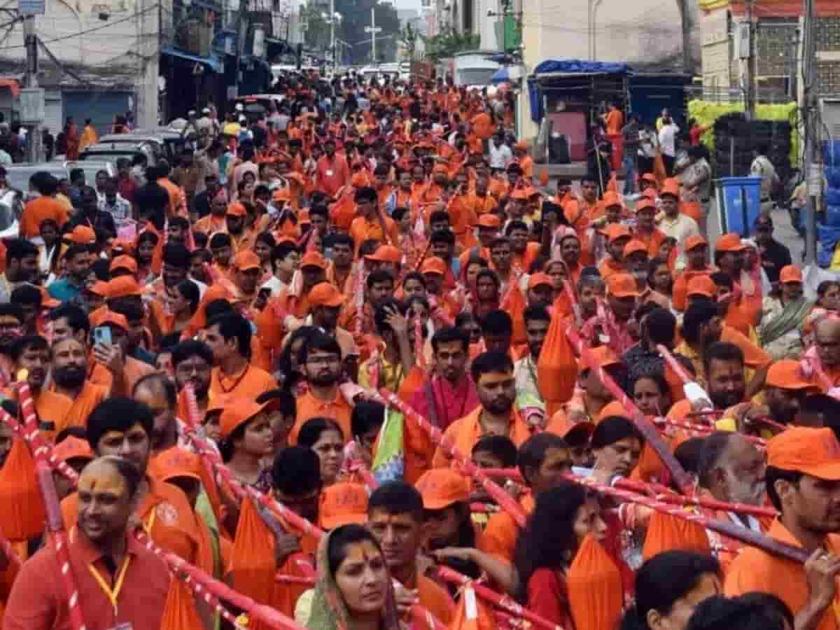 कांवड़ यात्रा के दौरान हापुड़ में भीषण हादसा! डीजे ट्रॉली के जनरेटर में फंसे 14 वर्षीय किशोरी के बाल, सिर की खाल समेत उखड़ा हिस्सा, मेरठ रेफर