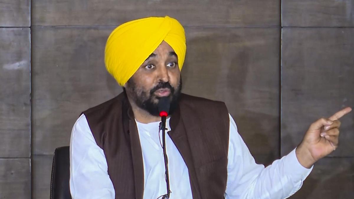 पंजाब में प्रशासनिक फेरबदल: भगवंत मान सरकार ने बदले 4 वरिष्ठ IAS अधिकारी, वरुण रूजम बने नए परिवहन सचिव