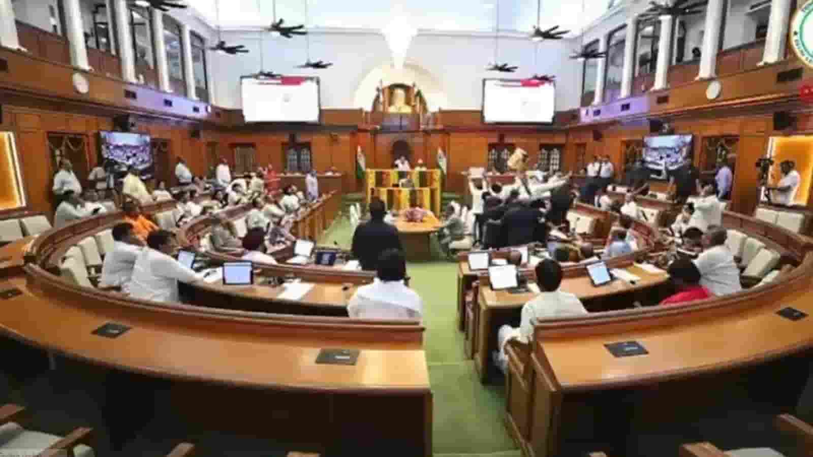 दिल्ली विधानसभा में 'चावल घोटाले' पर भारी बवाल: AAP विधायकों ने फेंके चावल, स्पीकर विजेंद्र गुप्ता ने 8 विधायकों को कराया मार्शल आउट