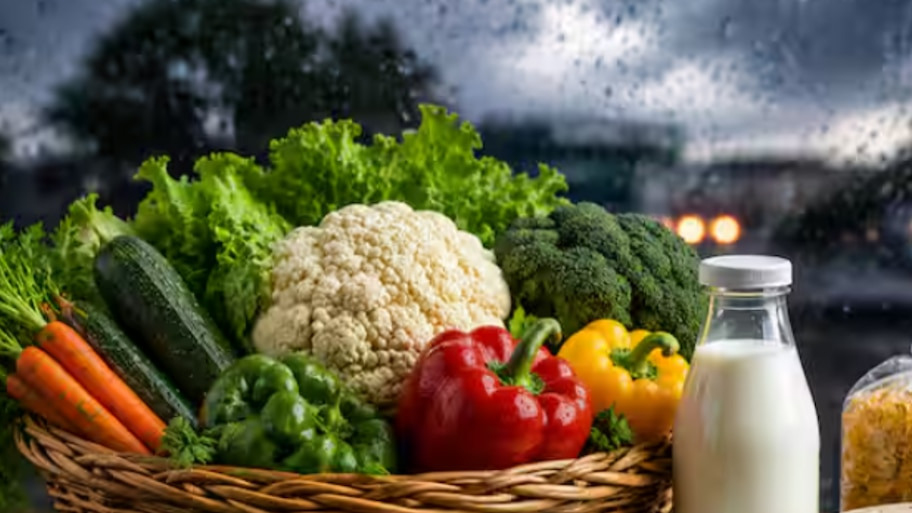 मॉनसून का असर: भारी बारिश और अनिश्चित मौसम से सब्जी, दूध और रोजमर्रा का सामान होगा महंगा? जानिए रसोई पर इसका असर