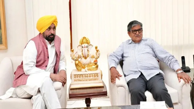 15 दिनों में दूसरी बार राज्यपाल गुलाब चंद कटारिया से मिले सीएम भगवंत मान, जगतार सिंह हवारा की पैरोल और पंजाब के सियासी-प्रशासनिक हालात पर राजभवन में बड़ी चर्चा