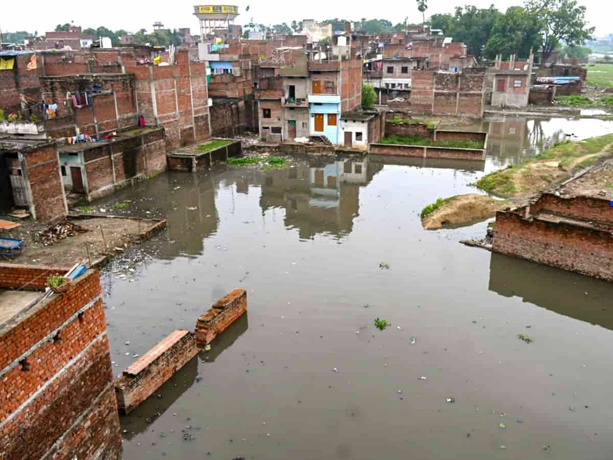 काशी में बाढ़ का खतरा: गंगा चेतावनी बिंदु से सवा मीटर नीचे, लेकिन उफान पर वरुणा; रिहायशी कॉलोनियों के घरों में घुसा पानी, 84 घाटों का संपर्क टूटा