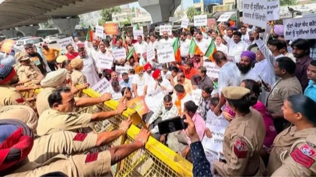 पुलिस कमिश्नर दफ्तर का घेराव, बैरिकेड्स पर तीखी नोकझोंक, जानिए कानून व्यवस्था को लेकर क्यों गरमाया माहौल