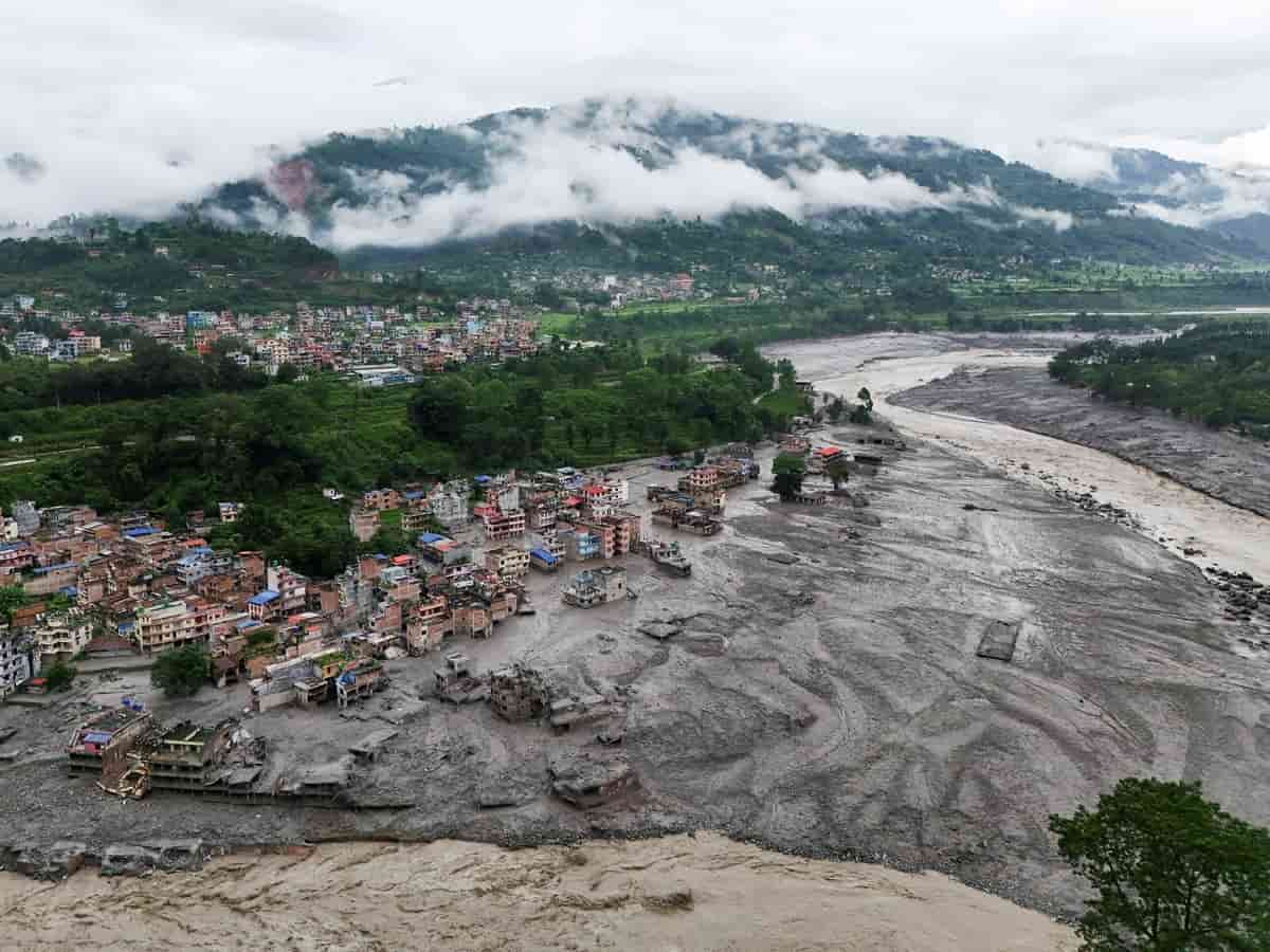 हिरोशिमा परमाणु बम से भी ज्यादा शक्तिशाली थी नेपाल बाढ़ की ऊर्जा: वैज्ञानिकों का चौंकाने वाला खुलासा, लाखों टन मलबे के प्रहार से कांप उठी थी धरती, सिस्मोग्राफ पर दर्ज हुईं भूकंपीय तरंगें