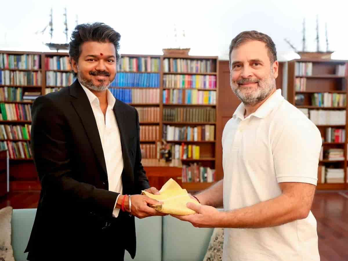 PM बनने की दौड़ में कहीं CM की कुर्सी न गंवा बैठें थलपति विजय: 'विजय फॉर प्राइम मिनिस्टर' कैंपेन से भड़की कांग्रेस, 5 विधायकों के सहारे टिकी सरकार पर मंडराया सियासी संकट