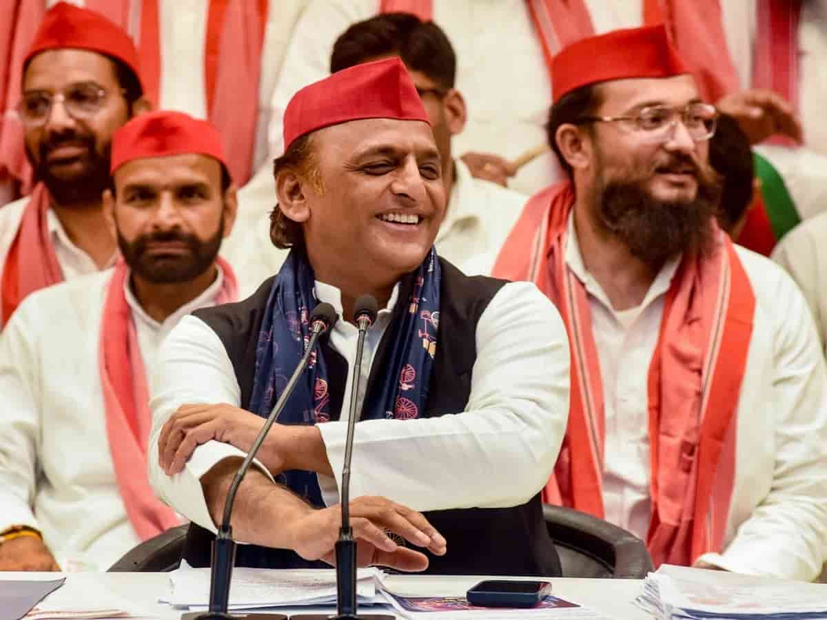 'यूपी बदनाम हुआ, बाबा तेरे मारे...': अखिलेश यादव के 'चिलम' वाले AI वीडियो पर भड़की भाजपा, बोली- 'सपा ने किया साधु-संतों और सनातन का घोर अपमान'