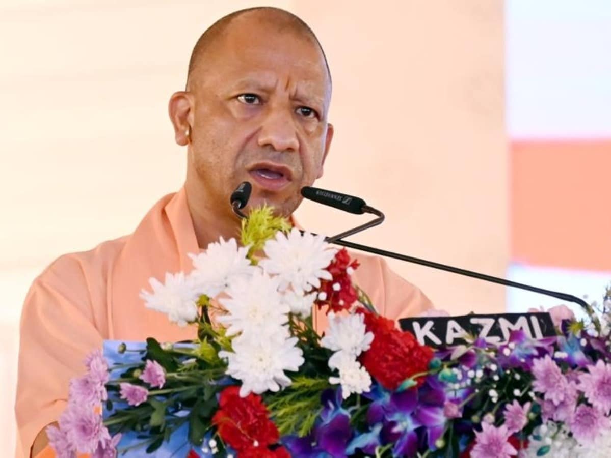 आउटसोर्स कर्मियों को सीएम योगी का बड़ा तोहफा: अब हर महीने की 5 तारीख तक खाते में आएगी सैलरी, EPF-ESI के साथ मिलेगी सवेतन मैटरनिटी लीव