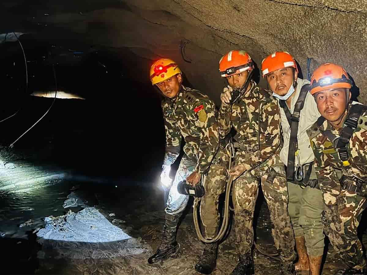 नेपाल टनल हादसा: मजदूरों की चीखें गूंजती रहीं और फरार हो गया चीनी सुपरवाइजर, सुरंग में फंसे श्रमिकों की रोंगटे खड़े कर देने वाली खौफनाक दास्तान