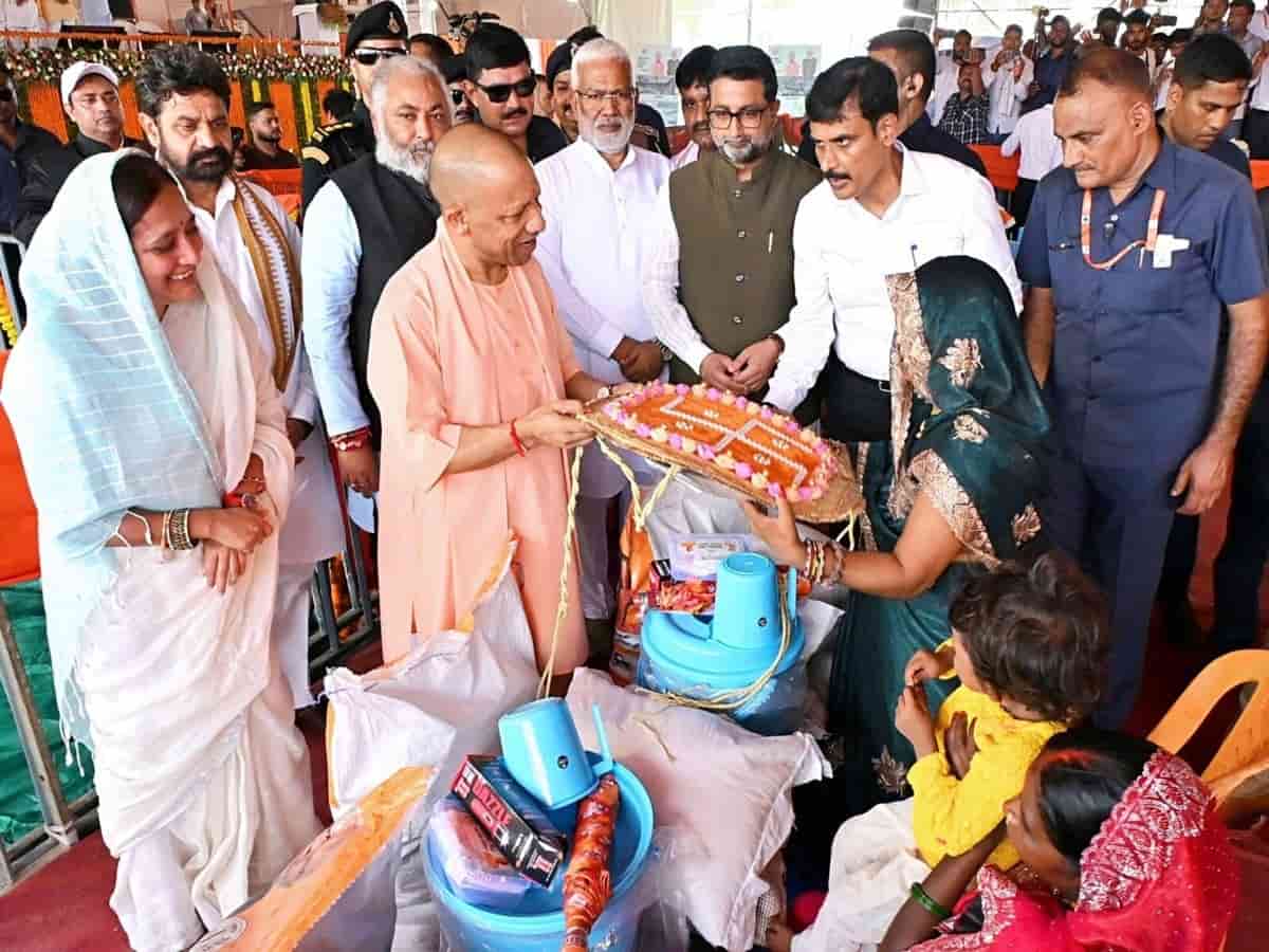 फर्रुखाबाद में गंगा की बाढ़ से बेघर हुए परिवारों को सीएम योगी ने बांटे जमीनों के पट्टे, 1,000 पीड़ितों को मिली राशन किट