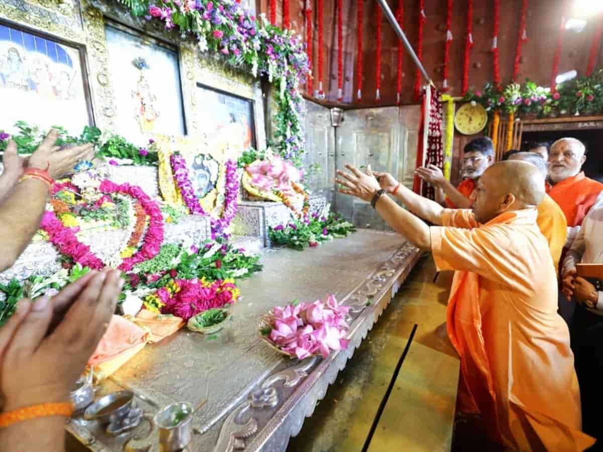 मथुरा में कृष्ण कन्हैया के जन्मोत्सव पर पहुंचे सीएम योगी, बोले- 'सनातन को मिटाने वाले खुद मिट्टी में मिल गए; अब अयोध्या-काशी की तरह संवरेगी कान्हा की नगरी'