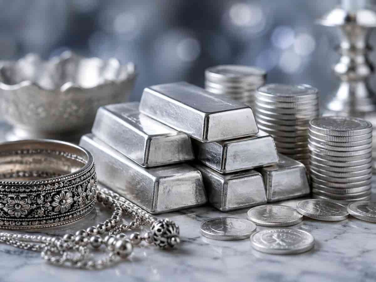 जन्माष्टमी पर चांदी के तेवर पड़े नरम: लगातार 3 दिनों में 9,000 रुपये चढ़ने के बाद अचानक फिसली कीमतें, 2.36 लाख रुपये प्रति किलो पर आया भाव
