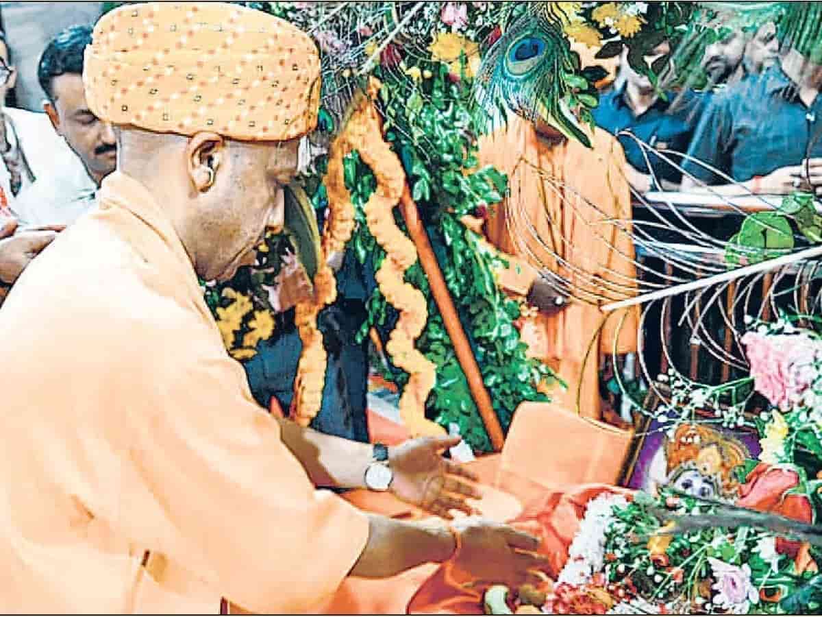 गोरखनाथ मंदिर में आधी रात जन्मे कान्हा, सीएम योगी आदित्यनाथ ने पालने में झुलाकर उतारी बाल गोपाल की आरती