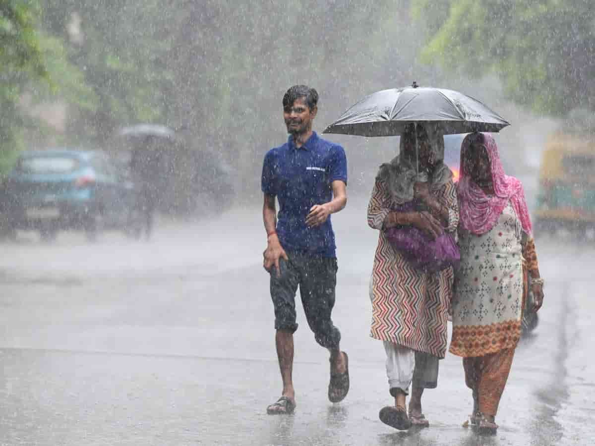 पूर्वी यूपी में बारिश थमते ही धूप और उमस से चढ़ा पारा, पश्चिमी यूपी में मूसलाधार बारिश; 17 से अधिक जिलों में अलर्ट जारी
