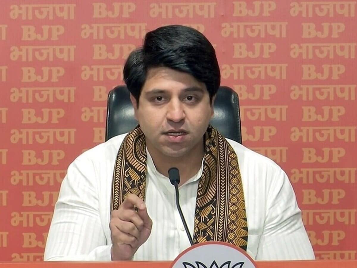शहजाद पूनावाला का असली सरनेम 'जमादार': बताया—धार्मिक मुस्लिम परिवार से आते हैं, जानिए पिता ने क्यों अपनाया था 'पूनावाला' नाम
