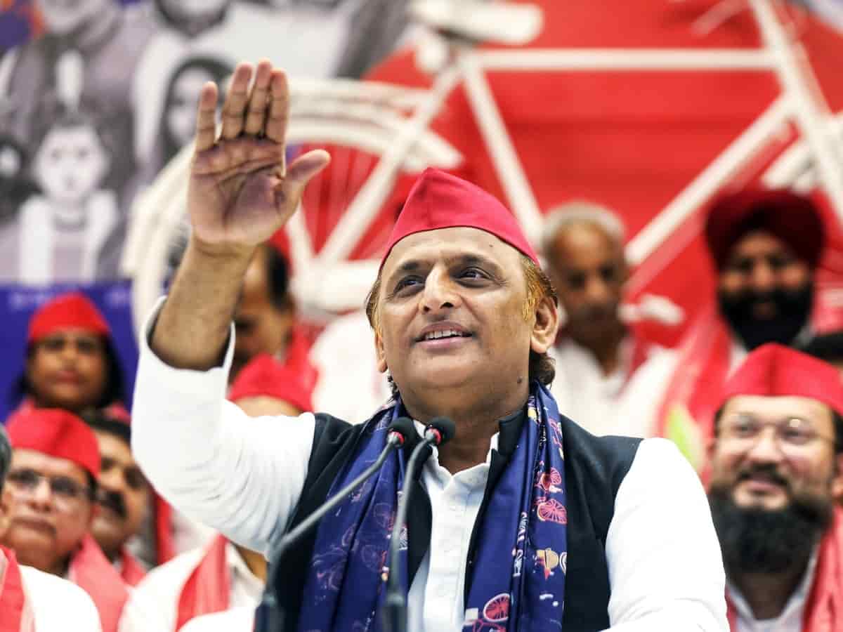 लाल टोपी के साथ 'नीले' रंग में अखिलेश यादव: 2027 से पहले सपा का सबसे बड़ा सियासी दांव