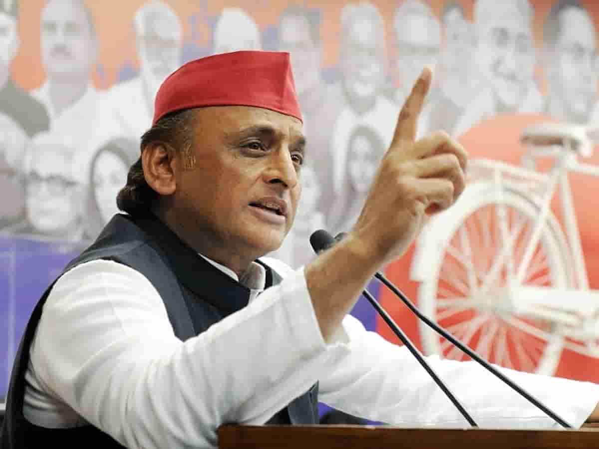 हेलीकॉप्टर लैंडिंग पर सियासत तेज: अखिलेश यादव ने वीडियो जारी कर सरकार को घेरा, कहा- विपक्ष के लिए ही क्यों खराब होता है मौसम और हैलीपैड