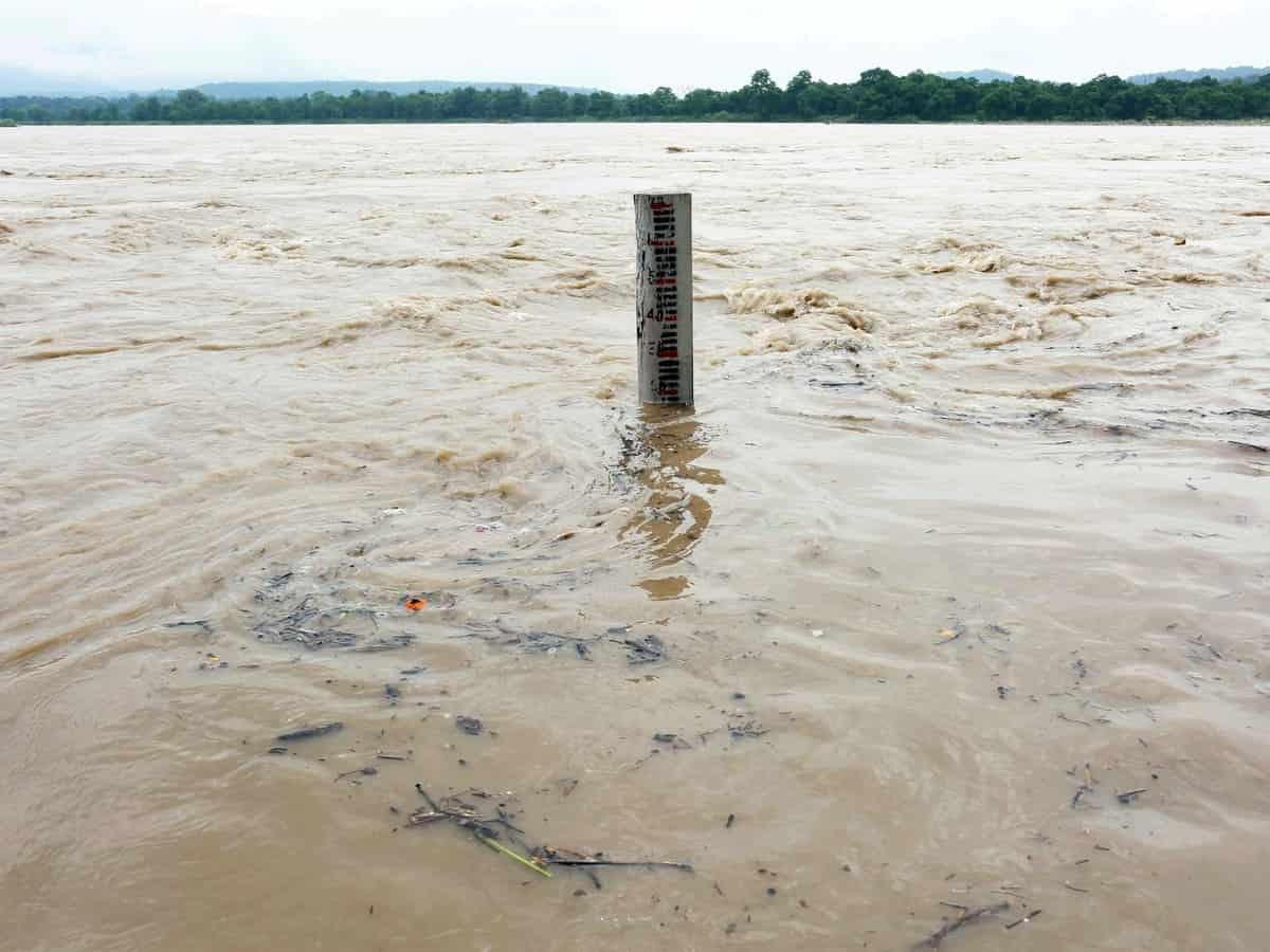 कानपुर में गंगा का रौद्र रूप: खतरे के निशान के पार पहुंचा जलस्तर, 12 गांवों में घुसा पानी, कटरी में हाहाकार