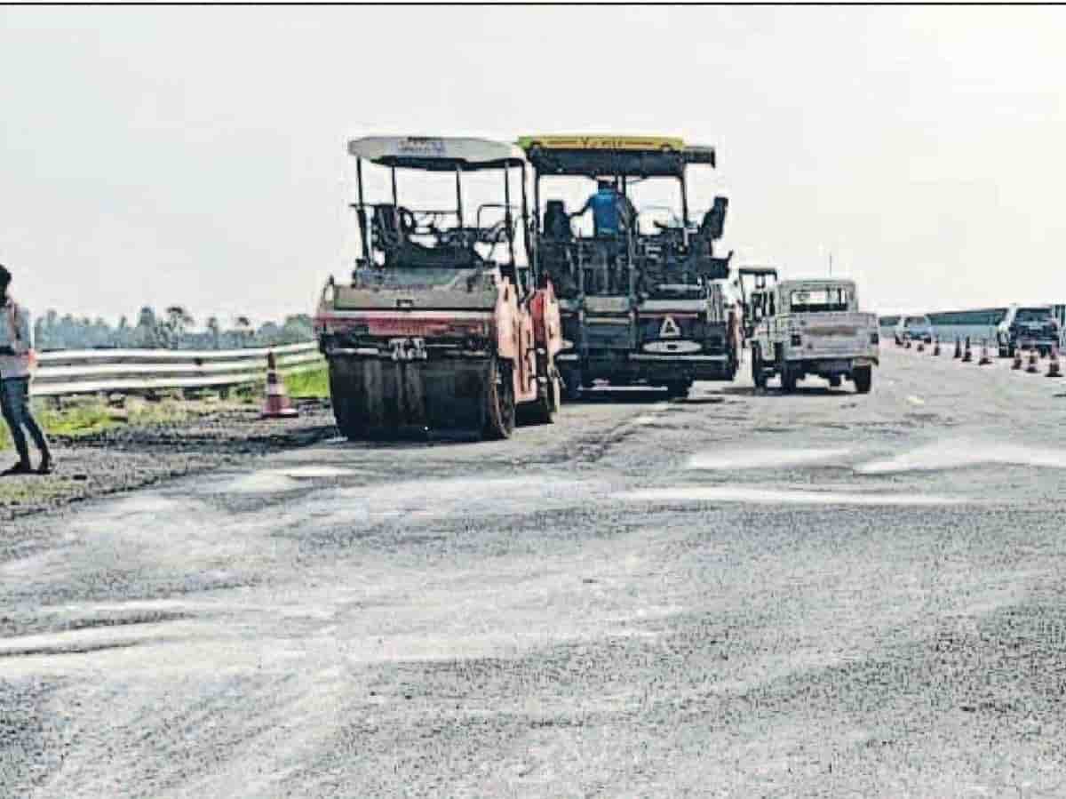 लखनऊ-कानपुर एक्सप्रेसवे पर नई मुसीबत: एलिवेटेड रोड से गिरने लगा निर्माण का मलबा