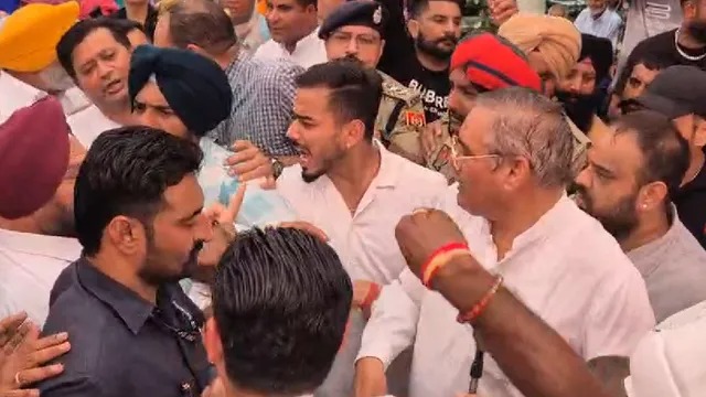 डॉ. अंबेडकर प्रतिमा विवाद पर BJP और BSP कार्यकर्ता भिड़े, पूर्व केंद्रीय मंत्री विजय सांपला पर माइक से हमला