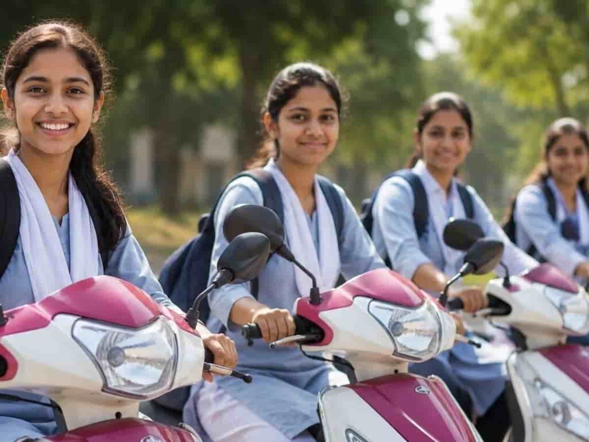 यूपी में छात्राओं को मिलेगी पेट्रोल स्कूटी: 'रानी लक्ष्मीबाई योजना' का GeM पोर्टल पर टेंडर जारी, साथ में 4 लीटर पेट्रोल और हेलमेट