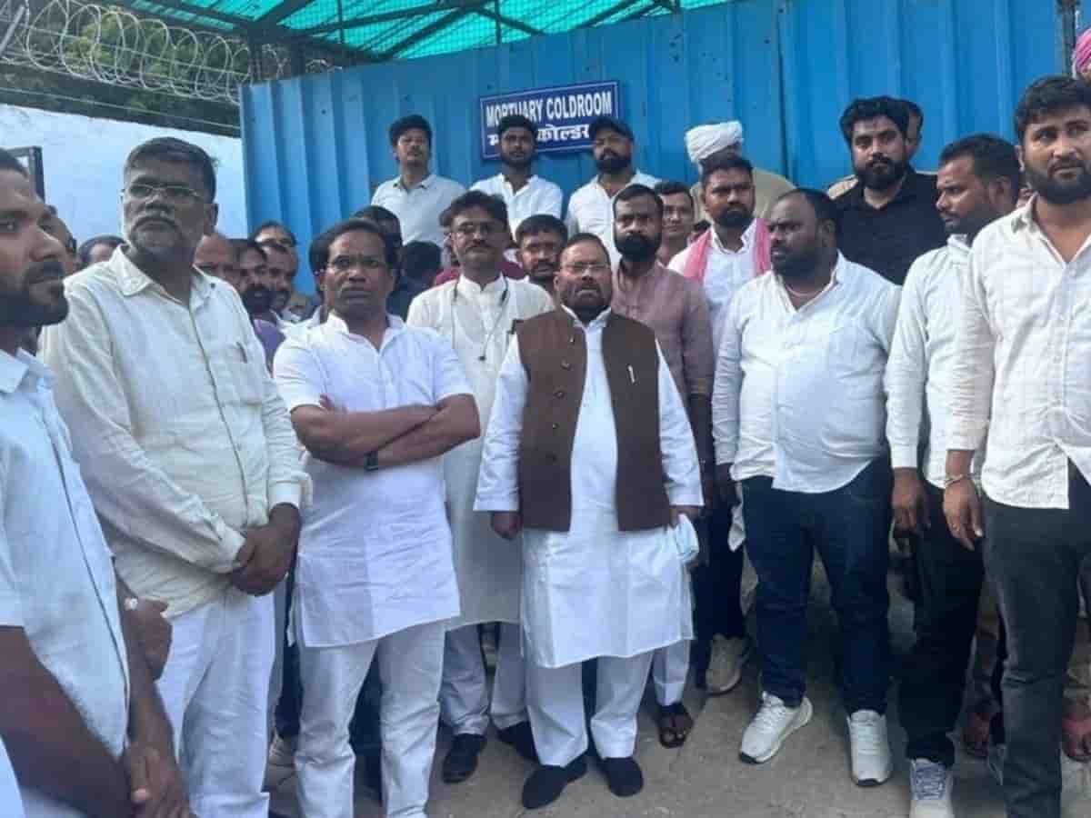 कंदैला गांव में शव रखकर सड़क जाम, लखनऊ KGMU में स्वामी प्रसाद मौर्य का पुलिस से टकराव
