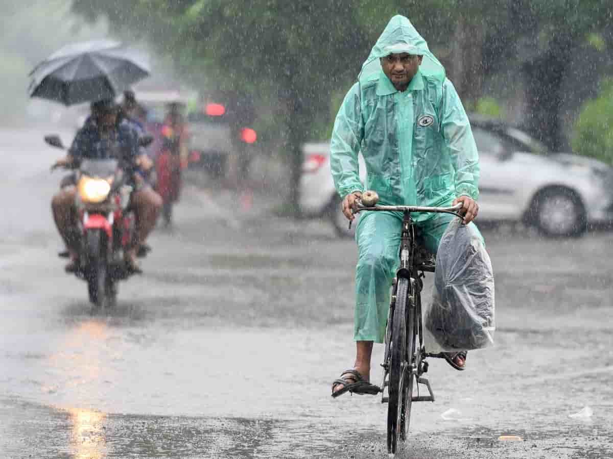 यूपी के कई जिलों में आज हल्की बारिश और बौछारों के आसार, चिपचिपी उमस से मिलेगी राहत; जानें अपने शहर का हाल