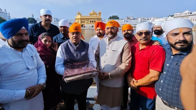 श्री हरिमंदिर साहिब में पीएम मोदी की लंबी उम्र के लिए हुई अरदास, भाजपा राष्ट्रीय महासचिव तरुण चुघ ने टेका माथा