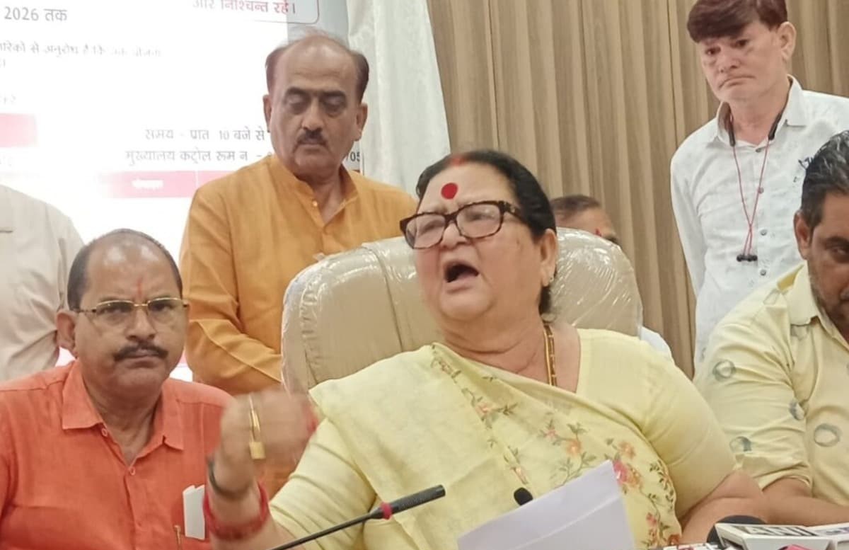 'अगर हम गाली खाएंगे, तो आप भी तैयार रहें': कानपुर नगर निगम सदन में नगर आयुक्त पर बुरी तरह भड़कीं मेयर प्रमिला पांडेय