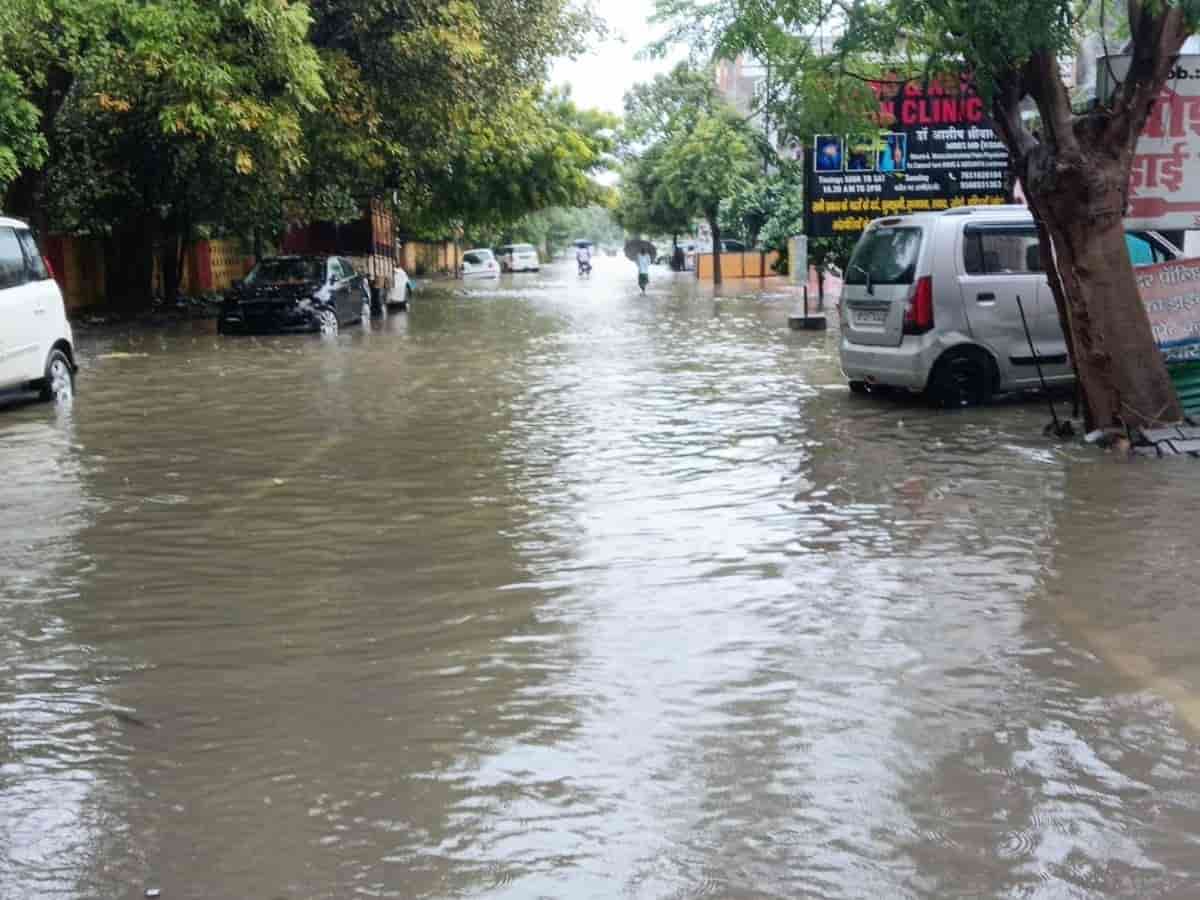 लखनऊ में आफत की बारिश: सड़कें बनीं तालाब, कई इलाकों में गिरे भारी-भरकम पेड़; स्कूल बंद और रेड अलर्ट जारी