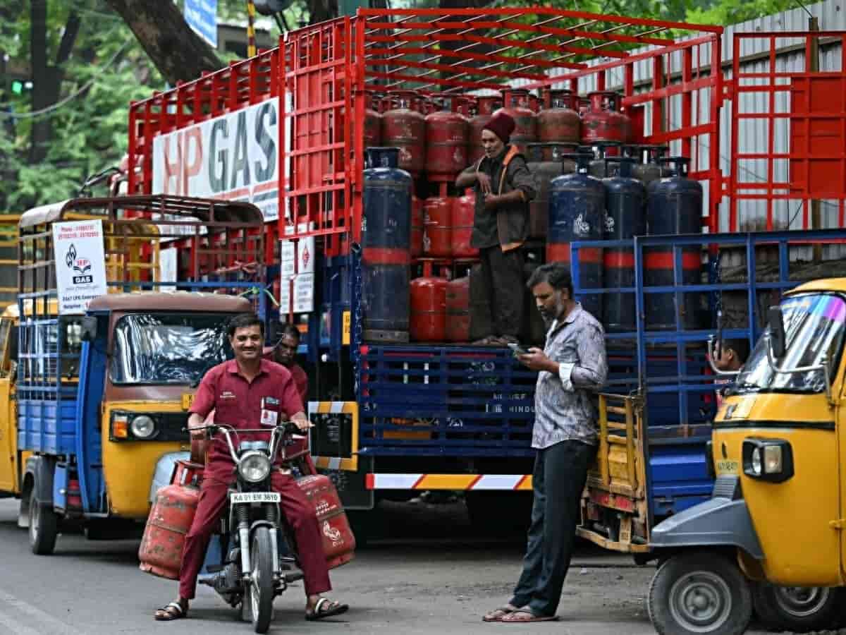 LPG Price Today: लेह में ₹1179 में बिक रहा घरेलू गैस सिलेंडर, क्या कंपनियों ने बढ़ा दिए दाम?