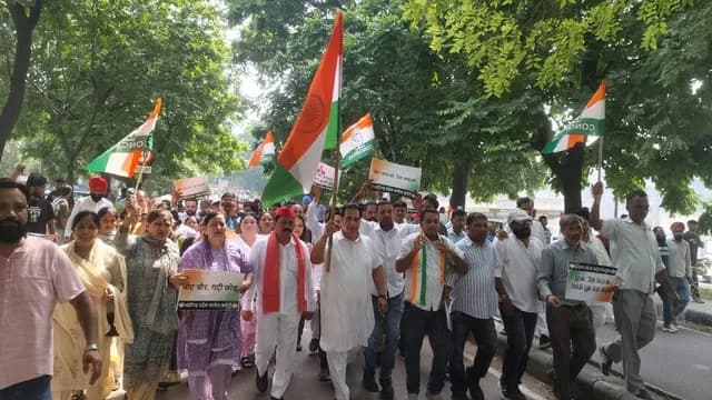 चंडीगढ़ में चुनाव आयोग और SIR के खिलाफ कांग्रेस का हल्लाबोल, DC दफ्तर घेरने जा रहे कार्यकर्ताओं को पुलिस ने रोका