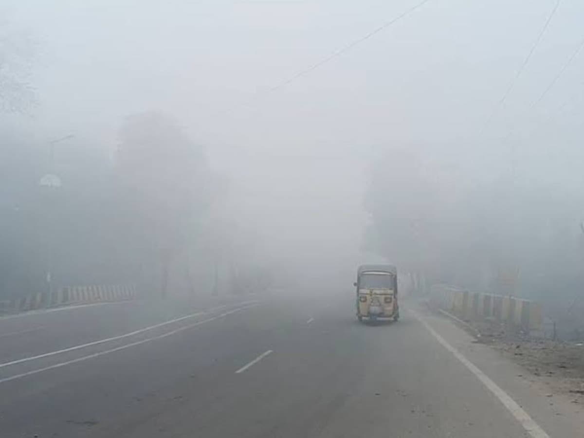 मौसम का बदला मिजाज, अंबेडकरनगर में सुबह छाई धुंध और कोहरा, पश्चिम यूपी में बारिश का अलर्ट