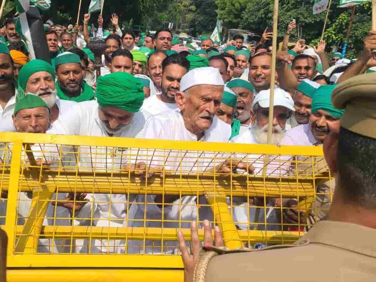 मेरठ कलेक्ट्रेट पर भाकियू टिकैत का उग्र प्रदर्शन: बैरिकेडिंग तोड़कर अंदर घुसे किसान