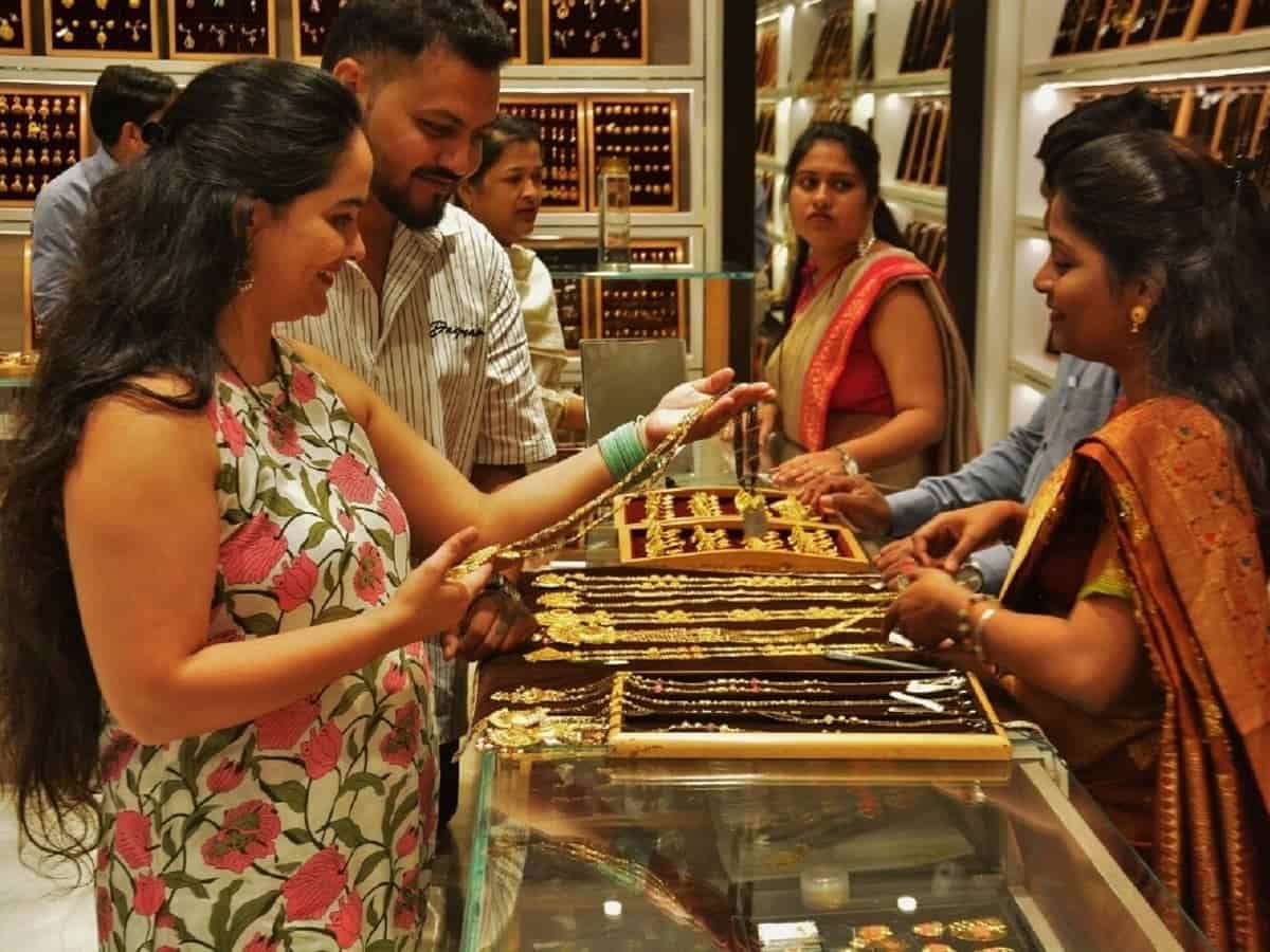 नवरात्रि के तीसरे दिन सुस्त रहा सर्राफा बाजार, 13 अक्टूबर को सोना रहा लगभग फ्लैट