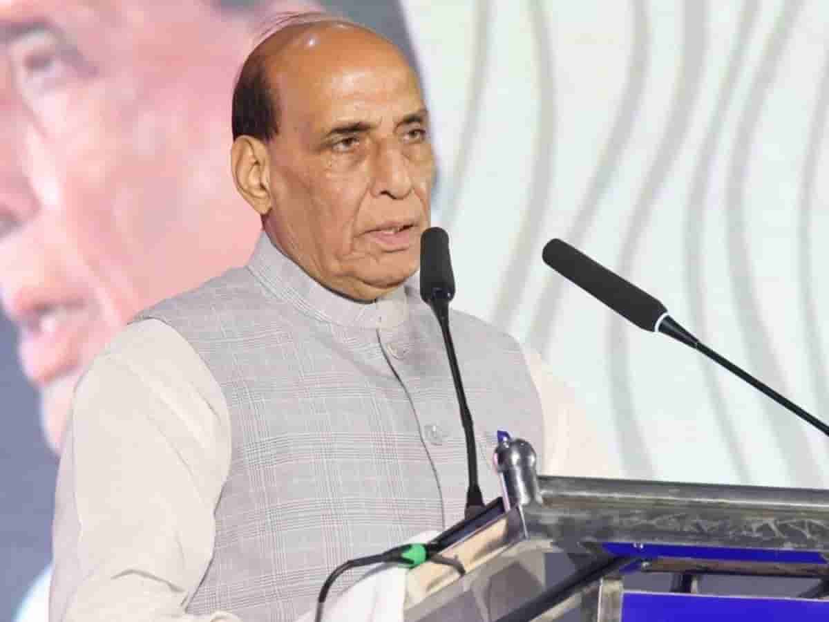 राहुल गांधी संविधान जेब में रखकर अराजकता फैला रहे; राजनाथ सिंह ने गिनाए कांग्रेस के तीन बड़े अक्षम्य अपराध
