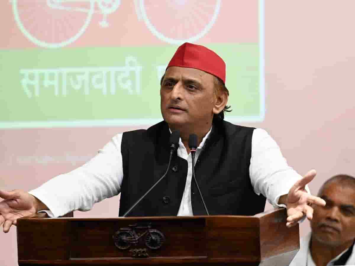 'बैंक मजबूत हुए हैं तो गरीबों के खाते से पैसे क्यों कट रहे?' अखिलेश यादव ने केंद्र सरकार पर दागे 12 तीखे सवाल