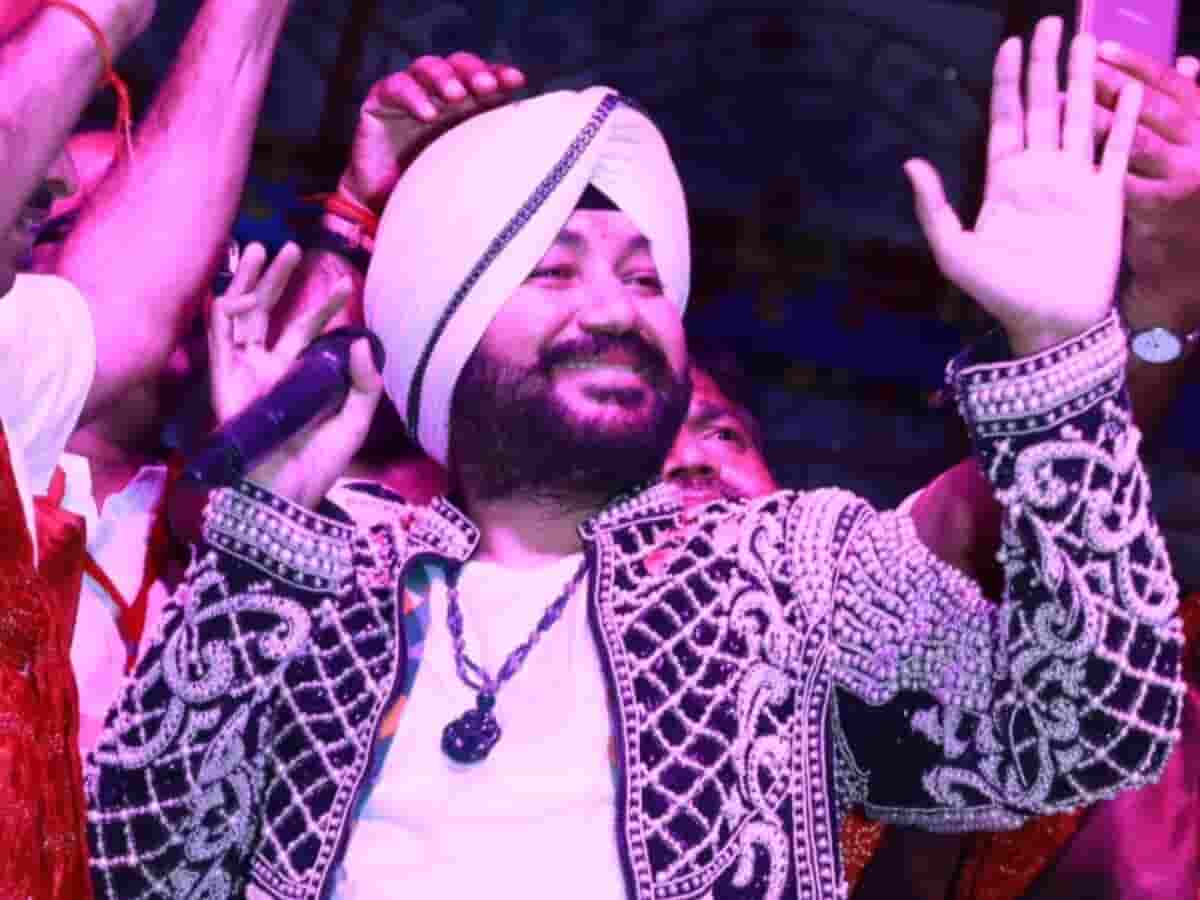 'बोले जा रहा है कुछ भी...': मंच पर दिग्गज गायक दलेर मेहंदी को मंत्री जी ने सरेआम लगाई फटकार