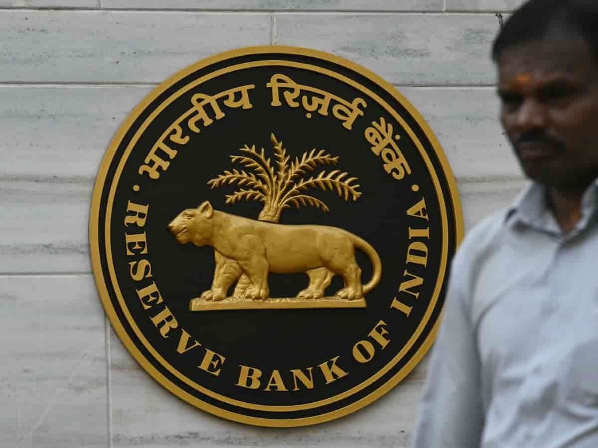 इस बैंक के ग्राहक अब निकाल सकेंगे सिर्फ ₹5,000; खस्ताहाल वित्तीय स्थिति देख RBI ने 6 महीने के लिए लगाया कड़ा प्रतिबंध