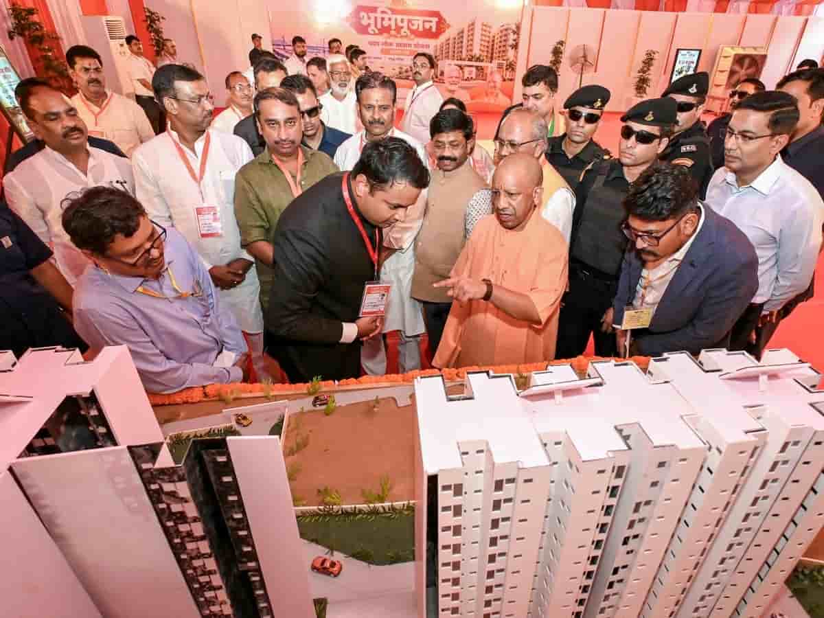 योगी सरकार का माफिया पर प्रहार: बाहुबलियों से छुड़ाई 15 हजार करोड़ की जमीन पर गरीबों को मिली पक्की छत