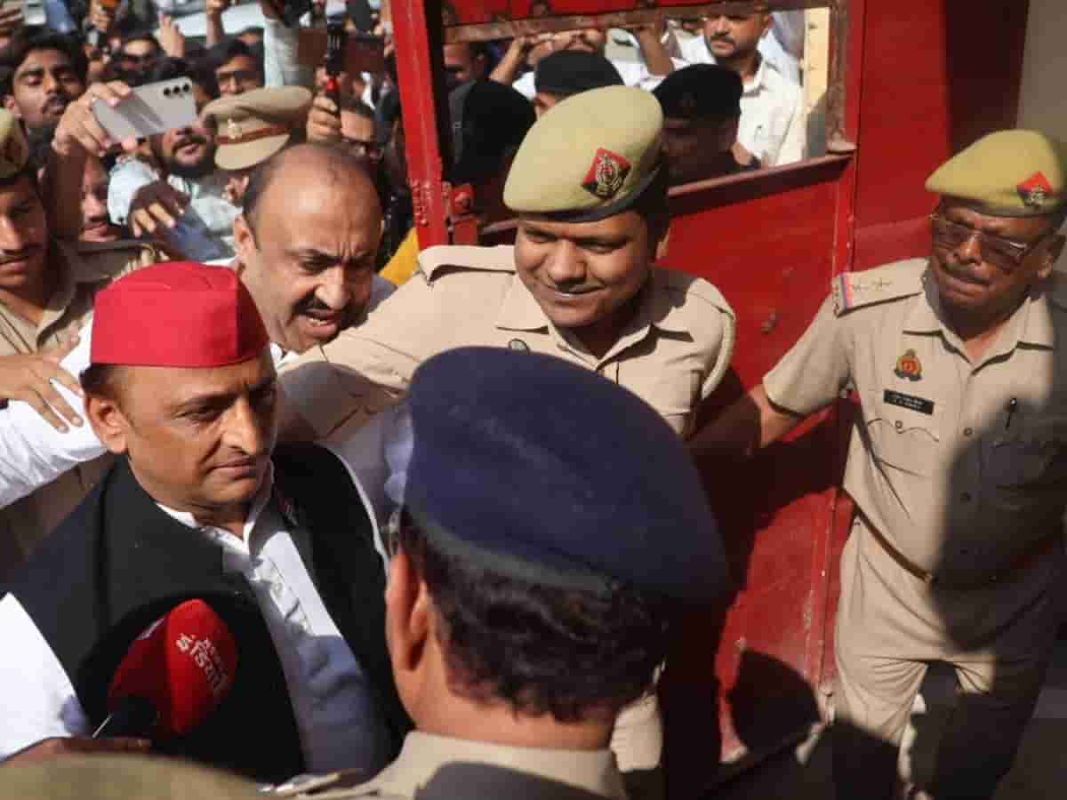 रामपुर जेल पहुंचे अखिलेश यादव: आजम खान के बड़े बेटे अदीब के कंधे पर हाथ रख कारागार में ली एंट्री