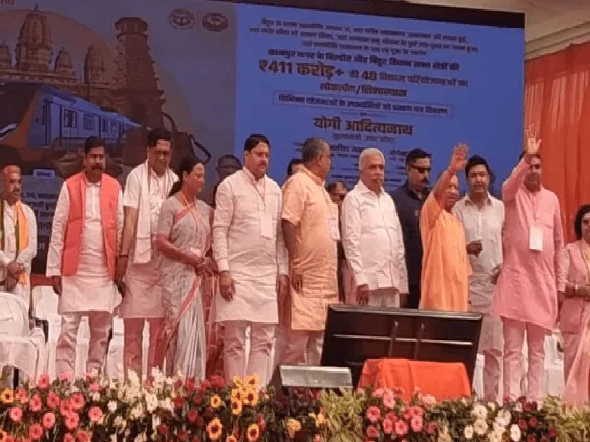 महर्षि वाल्मीकि जयंती पर बिठूर पहुंचे CM योगी, आश्रम में वैदिक मंत्रोच्चार के बीच की पूजा