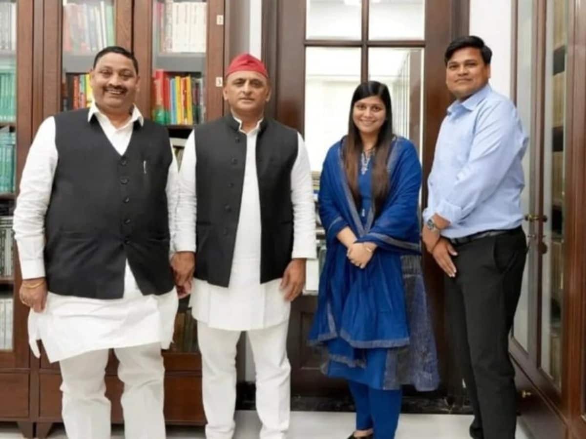 UP में BJP के पूर्व सांसद धर्मेंद्र कश्यप बेटी कीर्ति संग सपा में शामिल, BSP नेता आबिद अली ने भी थामा अखिलेश का हाथ