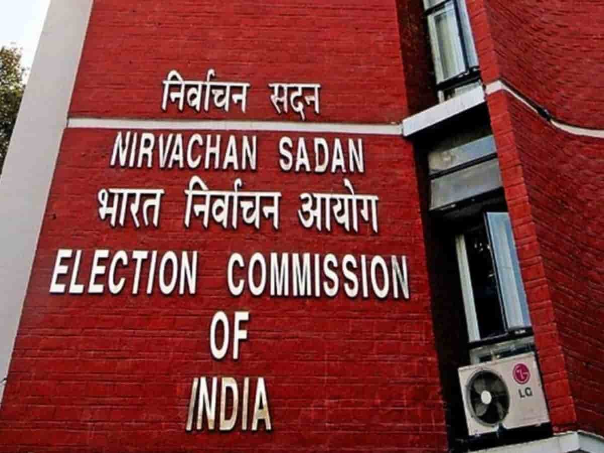 UP में चुनाव आयोग का बड़ा एक्शन: गृह जिले और 3 साल से जमे अफसरों के तबादले का आदेश, चुनावी ड्यूटी पर सख्त बैन