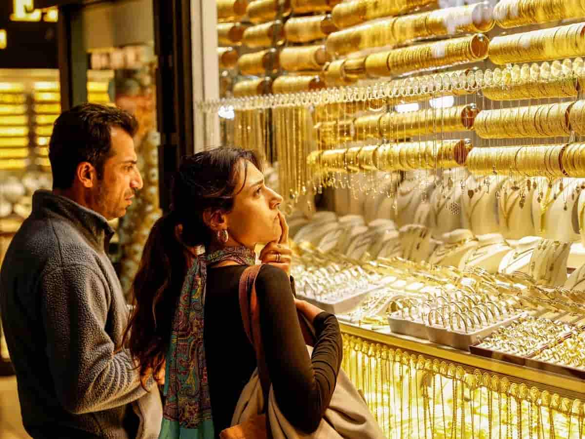 करवा चौथ के पावन पर्व पर सोने के तेवर पड़े ढीले, चांदी में 2,138 रुपये की भारी गिरावट