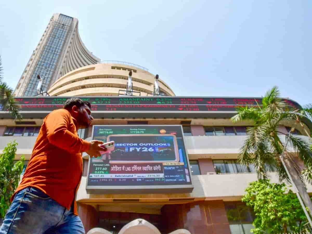 शेयर बाजार में लौटी जोरदार तेजी, निफ्टी 23,000 के पार बंद; सेंसेक्स में 300 अंकों से ज्यादा का उछाल